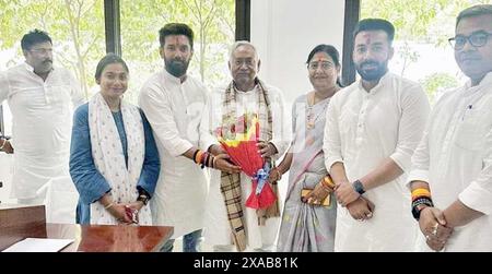 Patna, Inde. 05 juin 2024. PATNA, INDE - 5 JUIN : le président du Parti Lok Janshakti (Ramvilas) Chirag Paswan avec les candidats lauréats du parti rencontre le ministre en chef du Bihar Nitish Kumar à la résidence cm le 5 juin 2024 à Patna, en Inde. (Photo de Santosh Kumar/Hindustan Times/Sipa USA) crédit : Sipa USA/Alamy Live News Banque D'Images