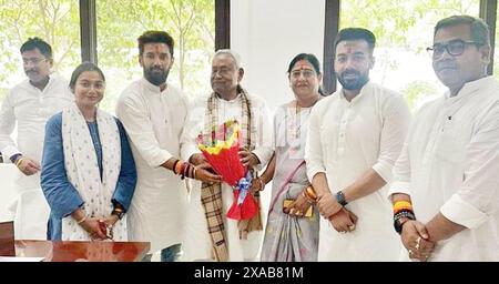 Patna, Inde. 05 juin 2024. PATNA, INDE - 5 JUIN : le président du Parti Lok Janshakti (Ramvilas) Chirag Paswan avec les candidats lauréats du parti rencontre le ministre en chef du Bihar Nitish Kumar à la résidence cm le 5 juin 2024 à Patna, en Inde. (Photo de Santosh Kumar/Hindustan Times/Sipa USA) crédit : Sipa USA/Alamy Live News Banque D'Images