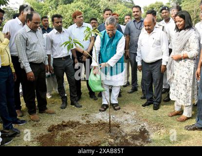 Patna, Inde. 05 juin 2024. PATNA, INDE - 5 JUIN : le Président de l'Assemblée du Bihar NAND Kishore Yadav plante des arbres à l'occasion de la Journée mondiale de l'environnement sur le campus de l'Assemblée législative du Bihar le 5 juin 2024 à Patna, Inde. (Photo de Santosh Kumar/Hindustan Times/Sipa USA) crédit : Sipa USA/Alamy Live News Banque D'Images
