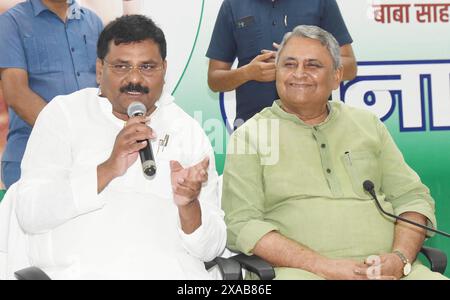 Patna, Inde. 05 juin 2024. PATNA, INDE - 5 JUIN : Umesh Kushwaha, président de l'UJD Bihar, avec le ministre du Bihar Vijay Choudhary, s'adressant à une conférence de presse au bureau de l'UJD le 5 juin 2024 à Patna, en Inde. (Photo de Santosh Kumar/Hindustan Times/Sipa USA) crédit : Sipa USA/Alamy Live News Banque D'Images