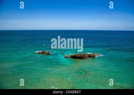 Rivage rocheux de Cabo Rojo dans le littoral de l'océan atlantique bleu-cristal de Porto Rico. Banque D'Images