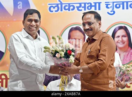 New Delhi, Inde. 05 juin 2024. NEW DELHI, INDE - 5 JUIN : le président du BJP de Delhi, Virendra Sachdeva, félicite Yogender Chandoliya (Nord-Ouest de Delhi) lors d'une conférence de presse le 5 juin 2024 à New Delhi, en Inde. (Photo de Sanjeev Verma/Hindustan Times/Sipa USA) crédit : Sipa USA/Alamy Live News Banque D'Images