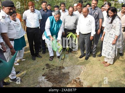 Patna, Inde. 05 juin 2024. PATNA, INDE - 5 JUIN : le Président de l'Assemblée du Bihar NAND Kishore Yadav plante des arbres à l'occasion de la Journée mondiale de l'environnement sur le campus de l'Assemblée législative du Bihar le 5 juin 2024 à Patna, Inde. (Photo de Santosh Kumar/Hindustan Times/Sipa USA) crédit : Sipa USA/Alamy Live News Banque D'Images