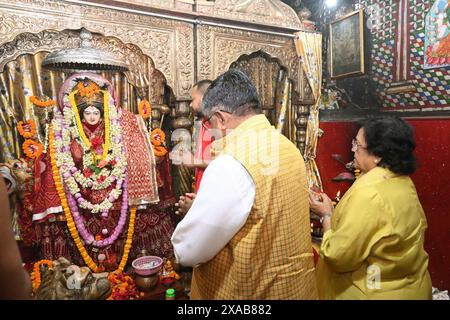Patna, Inde. 05 juin 2024. PATNA, INDE - 5 JUIN : Ravishankar Prasad, député nouvellement élu du BJP, avec sa femme vénérant la statue de la déesse Durga à Akhandvasini Mandir près de Golghar le 5 juin 2024 à Patna, en Inde. (Photo de Santosh Kumar/Hindustan Times/Sipa USA) crédit : Sipa USA/Alamy Live News Banque D'Images