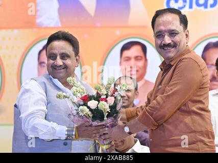 New Delhi, Inde. 05 juin 2024. NEW DELHI, INDE - 5 JUIN : le président du BJP de Delhi, Virendra Sachdeva, félicite Praveen Khandelwal (Chandni Chowk), lors d'une conférence de presse le 5 juin 2024 à New Delhi, en Inde. (Photo de Sanjeev Verma/Hindustan Times/Sipa USA) crédit : Sipa USA/Alamy Live News Banque D'Images