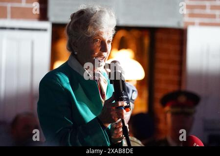 Arlette Gondree, 84 ans, s'exprimant avant de porter un toast au champagne aux vétérans du jour J à 2316 dans la soirée, marquant le moment exact, il y a 80 ans, où les troupes britanniques sont entrées dans le café de sa famille à Benouville, en Normandie, en France, faisant d'eux la première famille à être libérée du contrôle allemand. Date de la photo : mercredi 5 juin 2024. Banque D'Images