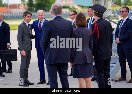 Paris, France. 05 juin 2024. Le président AMÉRICAIN Joe Biden (2L) est accueilli par le premier ministre français Gabriel Attal à son arrivée à l'aéroport de Paris Orly près de Paris, le mercredi 5 juin 2024, alors qu'il se déplace pour commémorer le 80e anniversaire du jour J. Photo par Ambassade US France/UPI crédit : UPI/Alamy Live News Banque D'Images