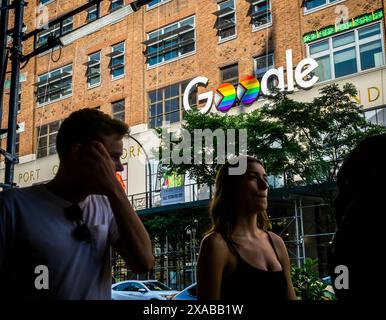 Les « doubles o » du logo Google sur leur immeuble au 111 Eighth Avenue à New York sont décorés aux couleurs arc-en-ciel du drapeau de la fierté du progrès en l'honneur du jour de la fierté gay, vu le dimanche 26 mai 2024, avant juin, le mois de la Gay Pride. (© Richard B. Levine) Banque D'Images