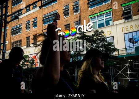 Les « doubles o » du logo Google sur leur immeuble au 111 Eighth Avenue à New York sont décorés aux couleurs arc-en-ciel du drapeau de la fierté du progrès en l'honneur du jour de la fierté gay, vu le dimanche 26 mai 2024, avant juin, le mois de la Gay Pride. (© Richard B. Levine) Banque D'Images