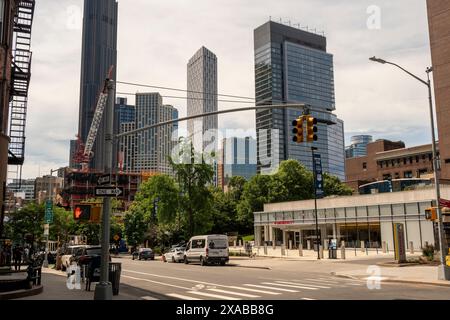 Le développement dans le centre-ville de Brooklyn à New York se profile sur des bâtiments plus anciens le samedi 25 mai 2024. En raison du développement accru de la région, notamment les immeubles d'habitation de luxe de grande hauteur, les chaînes de magasins et les détaillants haut de gamme s'installent. (© Richard B. Levine) Banque D'Images