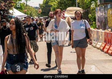 Des milliers de personnes affluent dans le quartier de Bushwick à Brooklyn à New York pour la Bushwick collective Block Party annuelle le samedi 1er juin 2024. La fête annuelle attire des gens de toute la ville pour écouter de la musique et voir les nombreuses peintures murales. (© Richard B. Levine) Banque D'Images