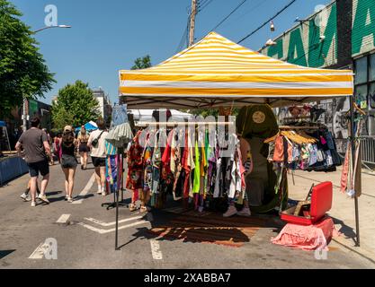 Vendeur de vêtements usagés dans le quartier de Bushwick à Brooklyn à New York lors de la Bushwick collective Block Party annuelle le samedi 1er juin 2024. La fête annuelle attire des gens de toute la ville pour écouter de la musique et voir les nombreuses peintures murales. (© Richard B. Levine) Banque D'Images