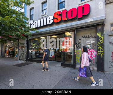 Un magasin de jeux vidéo GameStop dans le quartier Bushwick à Brooklyn à New York le samedi 1er juin 2024. (© Richard B. Levine) Banque D'Images