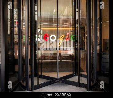 Un panneau lumineux accueille les visiteurs à l’entrée du bâtiment Google à Chelsea à New York le vendredi 31 mai 2024.(© Richard B. Levine) Banque D'Images