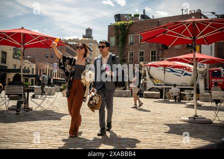 Visiteurs de Gansevoort Plaza dans le Meatpacking District à New York le vendredi 31 mai 2024. (© Richard B. Levine) Banque D'Images