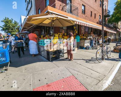 Une épicerie dans le quartier Bushwick de Brooklyn à New York le samedi 1er juin 2024. Comme de plus en plus de hipsters déménagent dans le quartier, l'ethnicité de la région change. (© Richard B. Levine) Banque D'Images