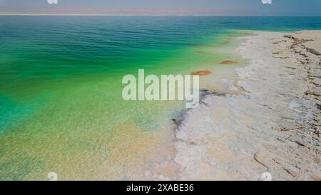 Superbe vue aérienne panoramique sur la côte sereine de la mer morte en Jordanie, mettant en valeur les formations salines uniques et les eaux turquoises tranquilles Banque D'Images