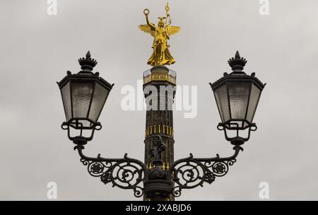 Berlin, Allemagne - 20 décembre 2023 - lampadaire de rue avec la colonne de victoire en arrière-plan. Partie supérieure de la colonne victoire avec la déesse Victoria To Banque D'Images