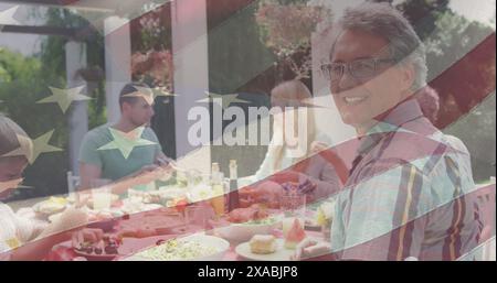 Image du drapeau américain sur une famille caucasienne heureuse souriant et souriant Banque D'Images