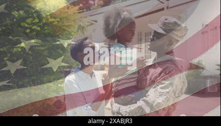 Image d'un soldat afro-américain embrassant une fille souriante au-dessus du drapeau américain Banque D'Images