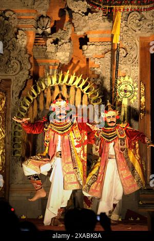 Interprètes lors d'un spectacle traditionnel de legong balinais et de danse barong au Palais Royal d'Ubud, Bali, Indonésie. Banque D'Images