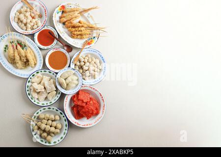 Vue de dessus divers collations ACI de bandung, Indonésie. Populaire Street Food. Cilok, Cilor, Cipuk, Cireng, Cimol, Cilung, Cilok Goreng avec épicé et Peanu Banque D'Images