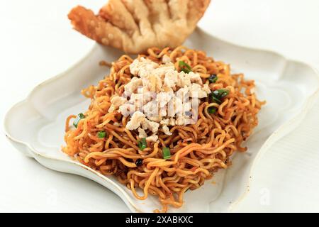 Mie Goreng Ala Mie Gacoan avec Crispy Fried Dumpling Banque D'Images