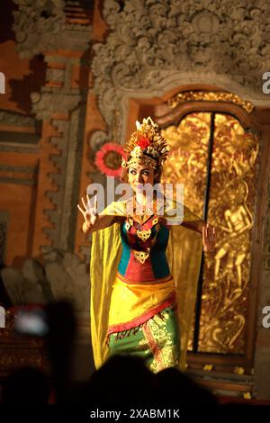 Interprète lors d'un spectacle traditionnel de legong balinais et de danse barong au Palais Royal d'Ubud, Bali, Indonésie. Banque D'Images