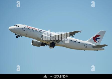 HANGZHOU, CHINE - 16 MAI 2024 - un Airbus A320 de China Eastern Airlines décolle de l'aéroport international de Hangzhou Xiaoshan à Hangzhou, Zhejiang Banque D'Images