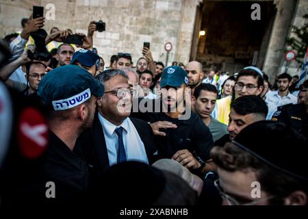 Le ministre israélien de la sécurité nationale, Itamar Ben Gvir, entouré d’agents de sécurité, regarde devant la porte de Damas à Jérusalem, jeudi 5 juin 2024. Des dizaines de milliers de jeunes religieux ultranationalistes sionistes, hommes et femmes, ont défilé à travers les parties musulmanes de la vieille ville de Jérusalem lors de la marche annuelle du drapeau du jour de Jérusalem, un événement qui menace de déclencher de nouvelles violences dans la guerre Israël-Hamas. La journée de Jérusalem marque la réunification de la ville pendant la guerre des six jours et la IsraelÕs prise du Mont du Temple et du mur occidental, JudaismÕs lieux les plus saints. Photo par Ey Banque D'Images