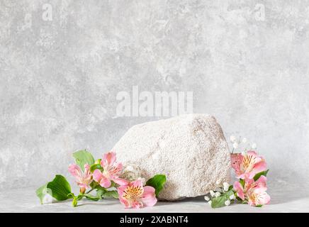 Podium texture pierre pour la présentation et fleurs alstroemeria sur un fond de texture gris. nature morte. Banque D'Images