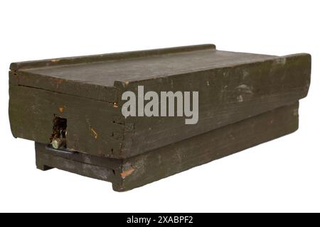 Mines terrestres primitives des séries PMD-6, PMD-7 et PMD-57 de l'Union soviétique. Isolé sur fond blanc. Banque D'Images