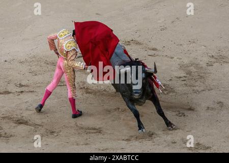 Madrid, Espagne. 05 juin 2024. Le torero espagnol Paco Urena se produit avec un taureau dans les arènes de Las Ventas pendant le tirage de presse. Cet après-midi, présidé par le roi Felipe VI, la Corrida de la Prensa de 2024 s'est tenue dans les arènes de Las Ventas à Madrid. Crédit : SOPA images Limited/Alamy Live News Banque D'Images