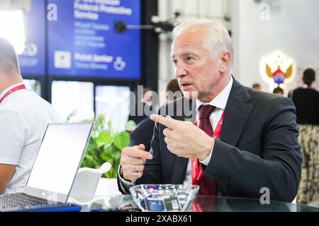 Pétersbourg, Russie. 05 juin 2024. Un participant au forum vu lors de la première journée du Forum économique international de Pétersbourg. Le Forum économique international de Petersburg (SPIEF) 2024 est un événement annuel important où les plus grandes personnalités économiques, politiques et entrepreneurs du monde entier se réunissent pour discuter des questions clés du développement économique, de l'innovation et de la coopération internationale dans divers domaines. Crédit : SOPA images Limited/Alamy Live News Banque D'Images