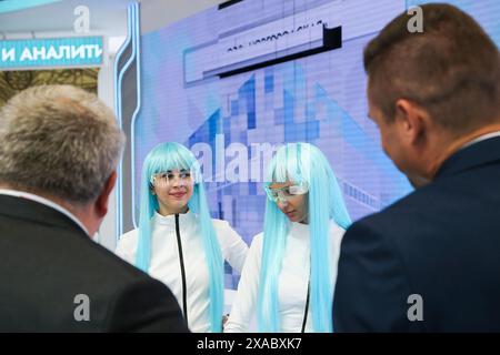 Pétersbourg, Russie. 05 juin 2024. Les employés interagissent avec les visiteurs lors de la première journée du Forum économique international de Pétersbourg. Le Forum économique international de Petersburg (SPIEF) 2024 est un événement annuel important où les plus grandes personnalités économiques, politiques et entrepreneurs du monde entier se réunissent pour discuter des questions clés du développement économique, de l'innovation et de la coopération internationale dans divers domaines. (Photo par Artem Priakhin/SOPA images/SIPA USA) crédit : SIPA USA/Alamy Live News Banque D'Images