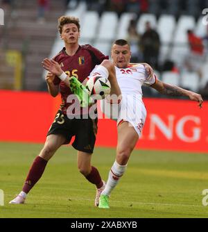 Bruxelles, Belgique. 5 juin 2024. Maxim de Cuyper (G) de Belgique affronte Milutin Osmajic du Monténégro lors d’un match amical entre la Belgique et le Monténégro à Bruxelles, Belgique, le 5 juin 2024. Crédit : Zhao Dingzhe/Xinhua/Alamy Live News Banque D'Images