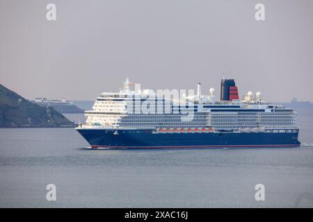 Cobh, Cork, Irlande. 05 juin 2024. Le nouveau navire de croisière de Cunard, le MS Queen Anne, remonte le port à vapeur après avoir passé roches point pour faire sa première visite à Cobh, dans le Colorado. Cork, Irlande.- photo : David Creedon / Alamy Live News Banque D'Images