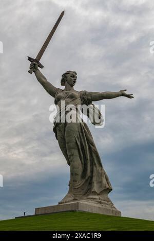 VOLGOGRAD, RUSSIE - 04 JUIN 2023 : la sculpture "la mère patrie appelle!" Par un matin nuageux de juin. Mamaev Kurgan Banque D'Images