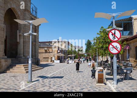 DERBENT, RUSSIE - 09 MAI 2024 : jour de mai ensoleillé sur la rue piétonne du vieux Derbent Banque D'Images