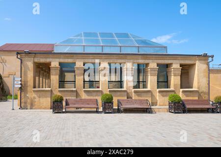 DERBENT, RUSSIE - 09 MAI 2024 : le pavillon sous lequel les ruines de la fosse de Pierre le Grand sont conservées un jour ensoleillé de mai Banque D'Images