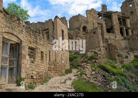 Dans le vieux village de montagne abandonné de Gamsutl un matin de mai. Daghestan, Russie Banque D'Images