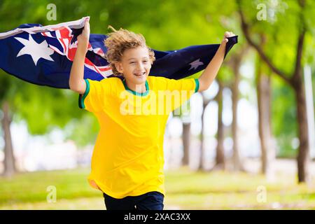 Fans de l'équipe australienne avec drapeau. Enfant supporter australien. Enfant acclamant la victoire de l'équipe de football australien ou de cricket. Drapeau national joyeux petit garçon Banque D'Images