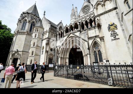 Photo du dossier datée du 07/08/13 de la Royal courts of Justice, Strand, centre de Londres. Deux parents ukrainiens sont dans une bataille de la haute Cour pour savoir si leur enfant peut être ramené dans ce pays déchiré par la guerre dans le contexte du conflit en cours avec la Russie. La famille a fui leur maison peu avant le début de la guerre en février 2022 et a déménagé à Londres en décembre de l'année dernière. Après que la mère eut dit qu'elle voulait ramener l'enfant en Ukraine, le père a demandé une ordonnance judiciaire l'empêchant de quitter le Royaume-Uni en février. Date d'émission : jeudi 6 juin 2024. Banque D'Images