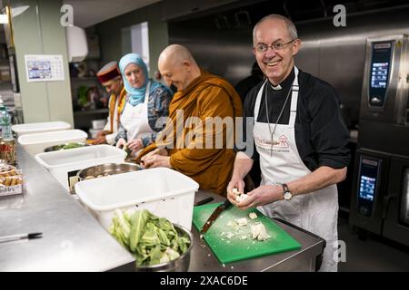 Photo du dossier datée du 19/04/23 de l’archevêque de Cantorbéry Justin Welby (à droite) préparant de la nourriture alors qu’il se joint à d’autres chefs religieux pour prendre part à la Grande aide au passage à Londres. Les dirigeants politiques des partis devraient prendre une heure ce week-end pour faire du bénévolat, a déclaré l'archevêque de Cantorbéry. Justin Welby s’est joint à plus de 50 chefs caritatifs, d’affaires, communautaires et religieux pour lancer l’appel à coïncider avec le Big Help Out qui se tiendra du vendredi au dimanche. Date d'émission : jeudi 6 juin 2024. Banque D'Images