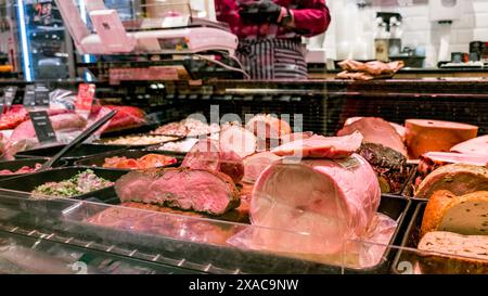 Hambourg, Allemagne. 17 avril 2024. Vue sur le comptoir de saucisses dans un supermarché. Crédit : Markus Scholz/dpa/Alamy Live News Banque D'Images