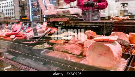 Hambourg, Allemagne. 17 avril 2024. Vue sur le comptoir de saucisses dans un supermarché. Crédit : Markus Scholz/dpa/Alamy Live News Banque D'Images