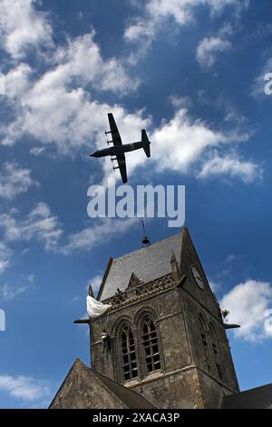 Sainte mère Eglise, France. 04 juin 2024. Sauter au-dessus de Sainte mère Eglise 05 juin 2024 lors d'une cérémonie commémorant le débarquement du débarquement de la seconde Guerre mondiale. Des dizaines de milliers de soldats alliés ont pris d'assaut les plages de Normandie le 06 juin 1944, libérant la France et accélérant la défaite de l'Allemagne nazie. Photo de Franck Castel/ABACAPRESS. COM Credit : Abaca Press/Alamy Live News Banque D'Images