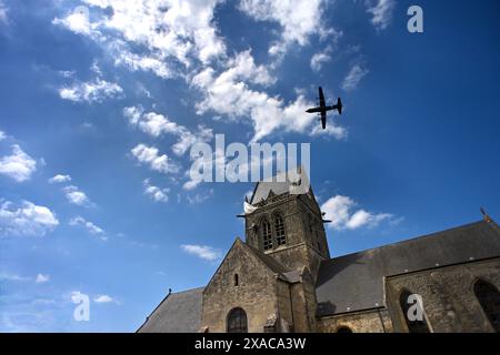 Sainte mère Eglise, France. 04 juin 2024. Sauter au-dessus de Sainte mère Eglise 05 juin 2024 lors d'une cérémonie commémorant le débarquement du débarquement de la seconde Guerre mondiale. Des dizaines de milliers de soldats alliés ont pris d'assaut les plages de Normandie le 06 juin 1944, libérant la France et accélérant la défaite de l'Allemagne nazie. Photo de Franck Castel/ABACAPRESS. COM Credit : Abaca Press/Alamy Live News Banque D'Images