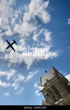 Sainte mère Eglise, France. 04 juin 2024. Sauter au-dessus de Sainte mère Eglise 05 juin 2024 lors d'une cérémonie commémorant le débarquement du débarquement de la seconde Guerre mondiale. Des dizaines de milliers de soldats alliés ont pris d'assaut les plages de Normandie le 06 juin 1944, libérant la France et accélérant la défaite de l'Allemagne nazie. Photo de Franck Castel/ABACAPRESS. COM Credit : Abaca Press/Alamy Live News Banque D'Images