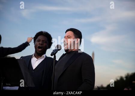 Antonio poli, un artiste italien d'opéra, et Anthony D. Anderson, un chanteur américain de baryton d'opéra, se produiront à l'Opéra italien au Lincoln Memorial à Washington DC, États-Unis, le 1er juin 2024. L'événement, "Opera Italiana is in the Air, 2024", est un concert en plein air gratuit avec pour toile de fond pittoresque le Lincoln Memorial Reflecting Pool. Opera Italiana est au cœur de la mission de l'Air de rendre la beauté de l'opéra italien accessible à tous et agréable pour tous, inspirant et connectant des publics et artistes nouveaux et diversifiés. (Photo de Aashish Kiphayet/NurPhoto) Banque D'Images